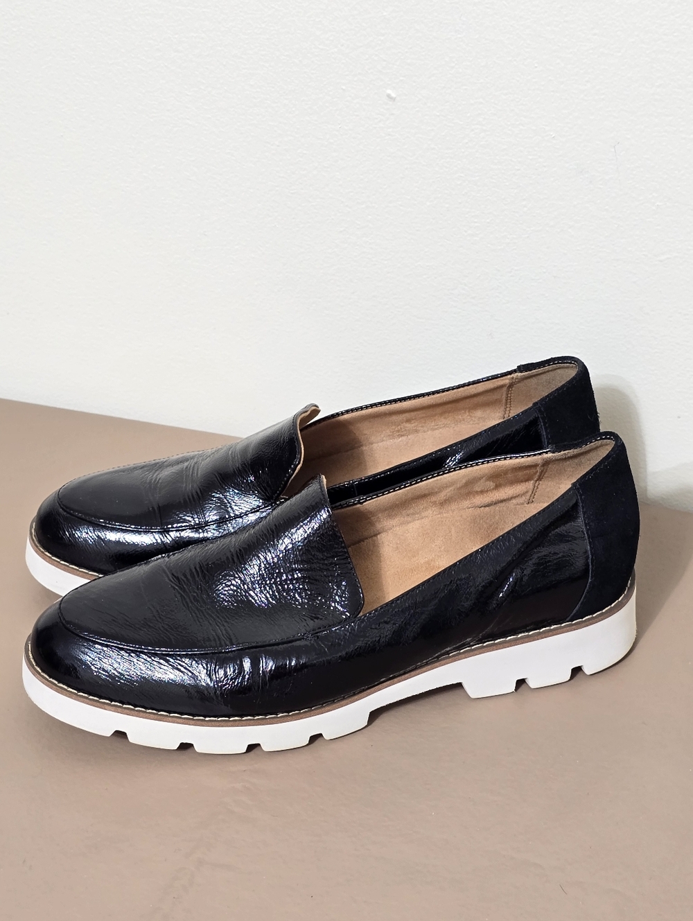 Vionic Kensley Women 9 Black Patent Leather Loafer Lugged Comfort Dress Shoe